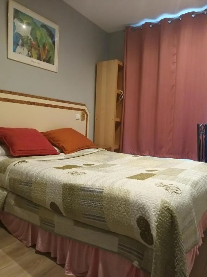 Hotel Azur باريس