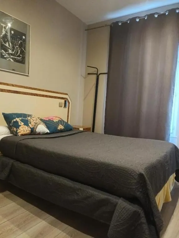 Hotel Azur باريس